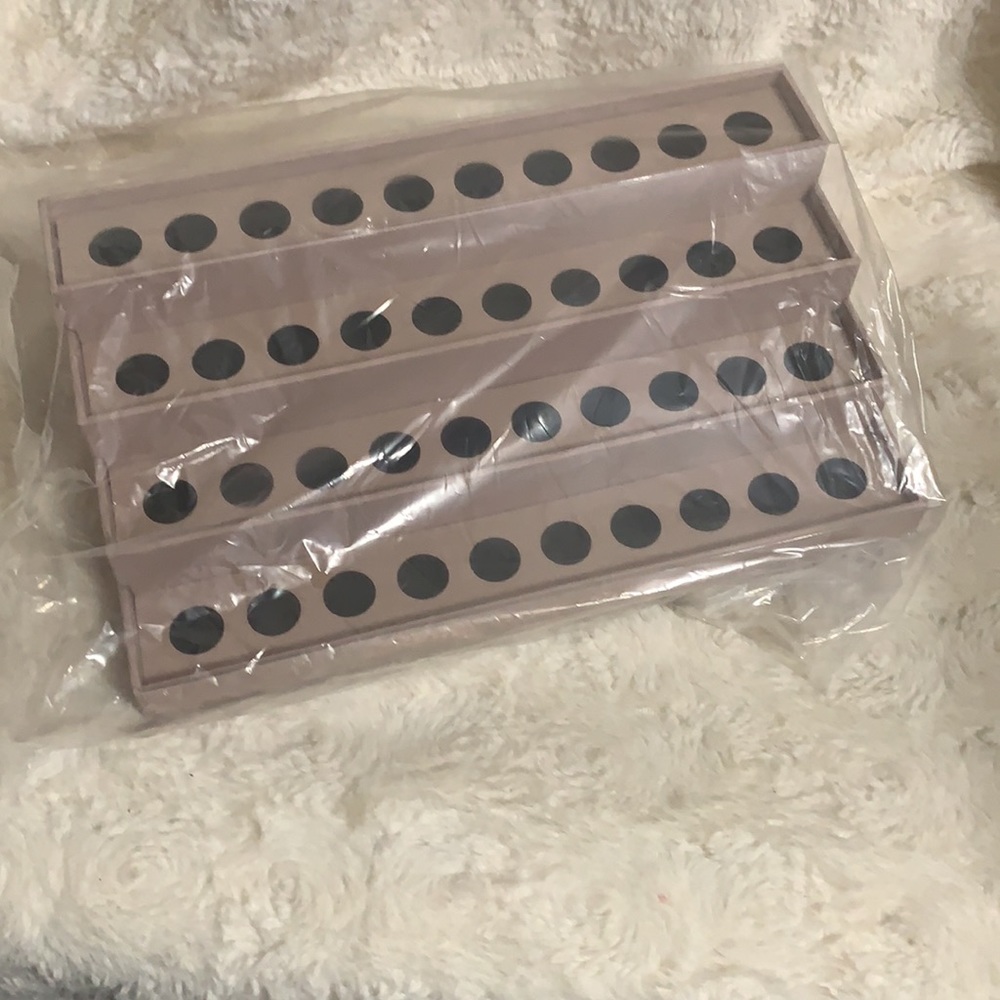 Jeffree Star Dusty Pink liquid lipstick and lipgloss display